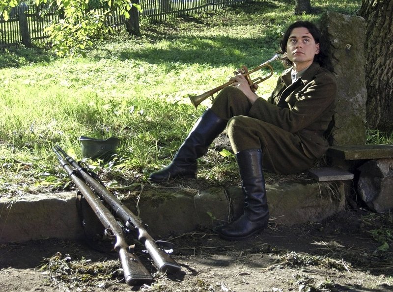 Bilder von der Verteidigung eines Hofes – Bild: MDR/​Bernd Kilian