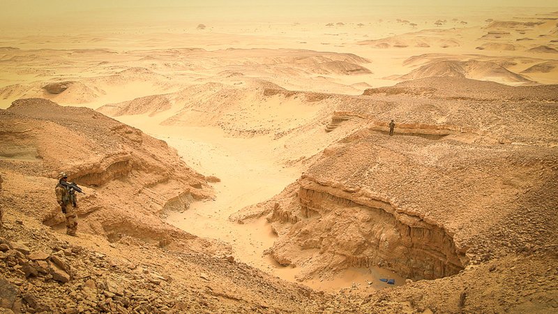 Unter dem Sand lagern wertvolle Rohstoffe. Bisher ist der Norden Malis aber vor allem von strategischem Interesse. – Bild: ZDF und Ralf Klingelhöfer Unter dem Sand lagern wertvolle Rohstoffe. Bisher ist der Norden Malis aber vor allem von strategischem Interesse. – Bild: ZDF und Ralf Klingelhöfer