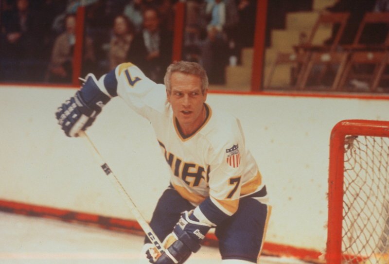Der schon recht betagte Eishockeytrainer Reggie Dunlop (Paul Newman) muss erkennen, dass man mit Fairness nicht immer ans Ziel kommt … – Bild: Universal Pictures Lizenzbild frei Der schon recht betagte Eishockeytrainer Reggie Dunlop (Paul Newman) muss erkennen, dass man mit Fairness nicht immer ans Ziel kommt … – Bild: Universal Pictures Lizenzbild frei