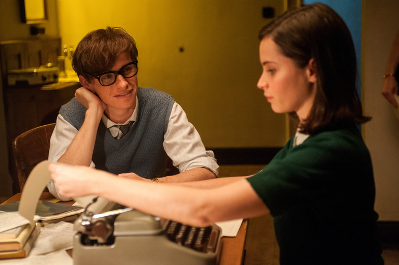 In der intelligenten Jane (Felicity Jones) hat Stephen (Eddie Redmayne) die ideale Partnerin gefunden. – Bild: ZDF und Liam Daniel In der intelligenten Jane (Felicity Jones) hat Stephen (Eddie Redmayne) die ideale Partnerin gefunden. – Bild: ZDF und Liam Daniel