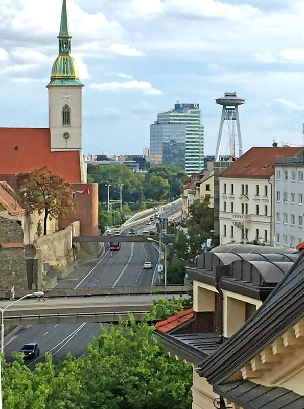 Blick auf die Altstadt. – Bild: PHOENIX/​ARD-Studio Prag