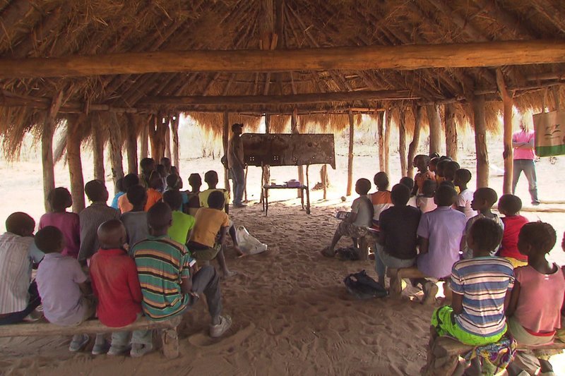 Dorfschule in Angola. – Bild: ZDF und SWR/​Gavyn Stevens