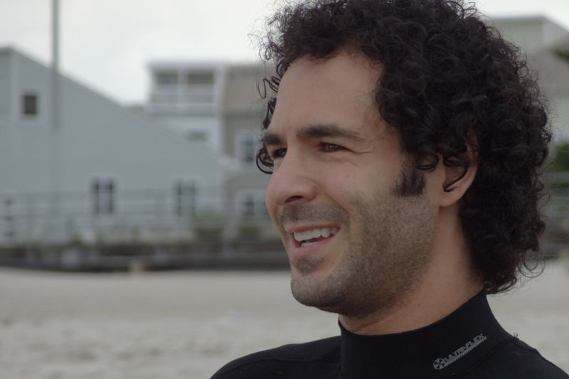 Rocco Caputo, Surfer, am Strand in Rockaway – Bild: ZDF und Ingo Brückmann Rocco Caputo, Surfer, am Strand in Rockaway – Bild: ZDF und Ingo Brückmann