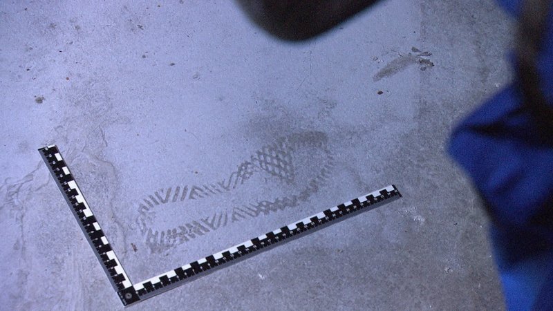 Die Beamten des KDD sind die ersten Kriminalisten am Tatort. Spurensicherung gehört deshalb zu ihren Hauptaufgaben. Finger- oder Schuhabdrücke können Hinweise auf die Täter liefern. – Bild: ZDF und Jürgen Heck. Die Beamten des KDD sind die ersten Kriminalisten am Tatort. Spurensicherung gehört deshalb zu ihren Hauptaufgaben. Finger- oder Schuhabdrücke können Hinweise auf die Täter liefern. – Bild: ZDF und Jürgen Heck.
