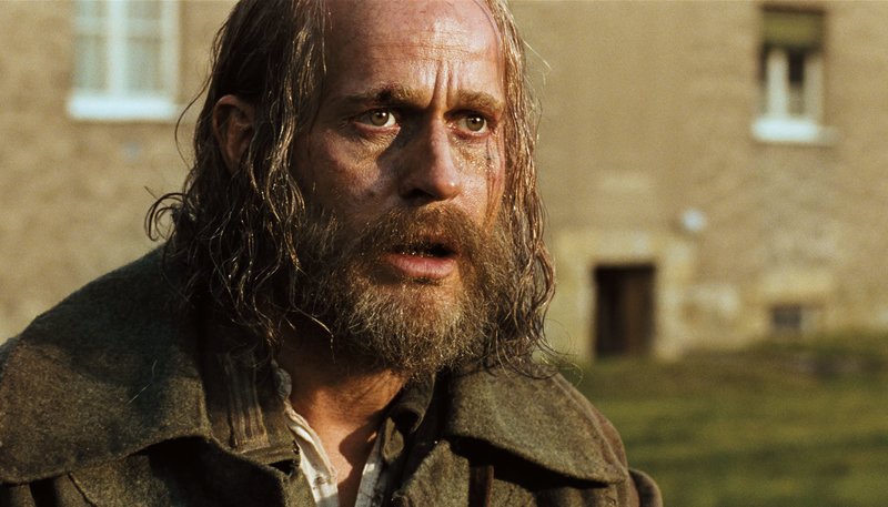 Einsfestival QUELLEN DES LEBENS, Ein Film von Oskar Roehler, Fernsehfilm Deutschland 2014, am Donnerstag (02.04.15) um 20:15 Uhr. Erich Freytag (Jürgen Vogel) kehrt zurück. – Bild: WDR/X Filme Creative Pool GmbH Einsfestival QUELLEN DES LEBENS, Ein Film von Oskar Roehler, Fernsehfilm Deutschland 2014, am Donnerstag (02.04.15) um 20:15 Uhr. Erich Freytag (Jürgen Vogel) kehrt zurück. – Bild: WDR/X Filme Creative Pool GmbH