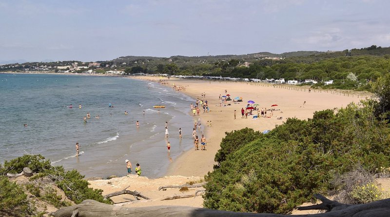Blick auf den Platja Llarga – den langen Strand – von Tarragona. – Bild: BR/​HR /​ Juliane Hipp