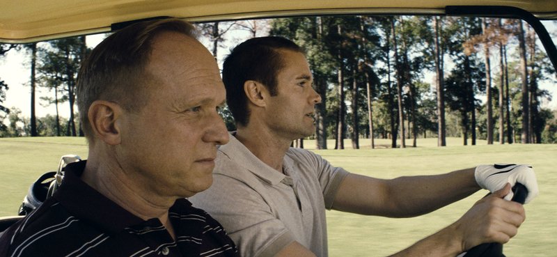Trunschka (Ulrich Tukur) und Wagner (Garret Dillhunt) im Golf Cart. – Bild: SWR/Lichtblick Media GmbH Trunschka (Ulrich Tukur) und Wagner (Garret Dillhunt) im Golf Cart. – Bild: SWR/Lichtblick Media GmbH