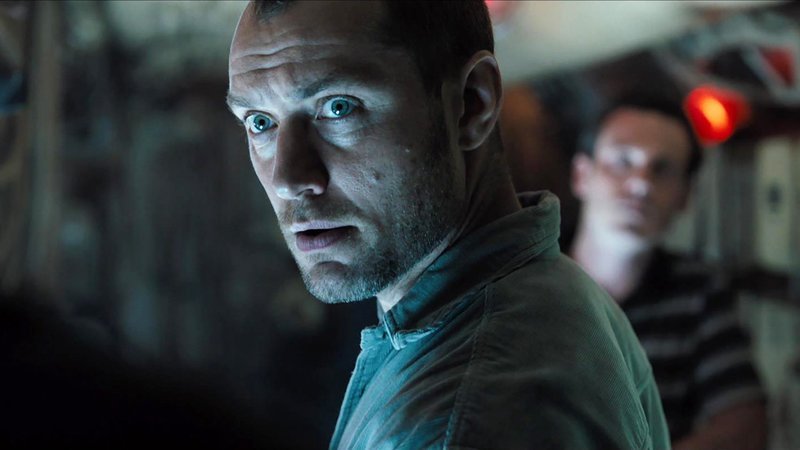 Captain Robinson (Jude Law) will den Goldschatz bergen.Captain Robinson (Jude Law) will den Goldschatz bergen. – Bild: RTL Zwei Captain Robinson (Jude Law) will den Goldschatz bergen.Captain Robinson (Jude Law) will den Goldschatz bergen. – Bild: RTL Zwei
