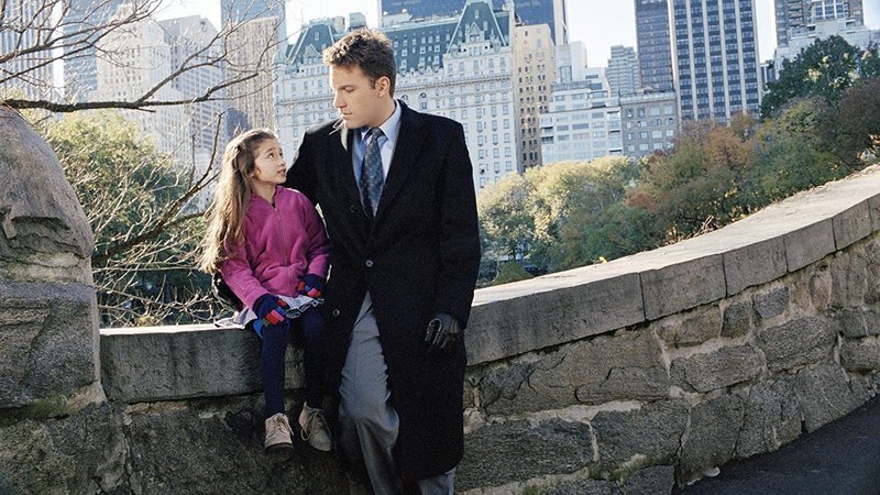 Oliver (Ben Affleck) mit seiner Tochter Gertie (Raquel Castro)Oliver (Ben Affleck) mit seiner Tochter Gertie (Raquel Castro) – Bild: RTL Zwei