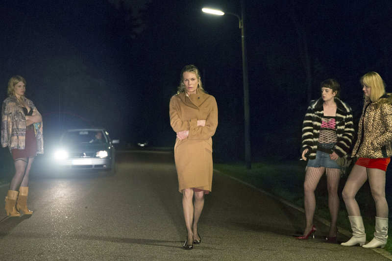 Um jeden Preis – Bild: ZDF/​Christian Geisnaes /​ Maria (Kim Basinger) im deutsch-tschechischen Grenzgebiet