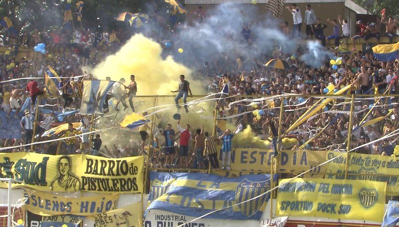 WDR Fernsehen EKSTASE UND SCHOCK – FUßBALLHAUPTSTADT BUENES AIRES, „aus der Reihe „die story““, Film von Marc Mauricius Quambusch und Jan-Henrik Gruszecki, am Montag (24.02.14) um 22:00 Uhr.
Selbst in Derbys der vierten Liga wie hier zwischen Dock Sud und San Telmo ist es nur ein schmaler Grad zwischen Leidenschaft und Gewalt. – Bild: WDR