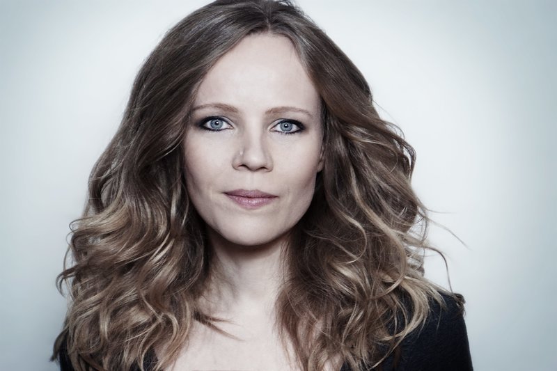 Die Kabarettistin Sarah Bosetti präsentiert Ausschnitte aus ihrem aktuellen Programm „Ich will doch nur mein Bestes“. – Bild: ZDF und Daniel Hoth. Die Kabarettistin Sarah Bosetti präsentiert Ausschnitte aus ihrem aktuellen Programm „Ich will doch nur mein Bestes“. – Bild: ZDF und Daniel Hoth.
