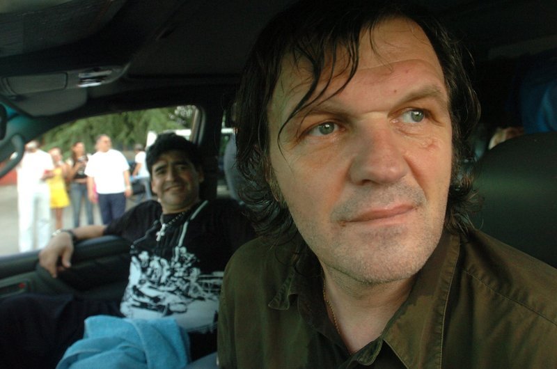 Emir (rechts) und Diego fahren durch die Straßen Belgrads, Juni 2005. – Bild: BR/​Telepool GmbH/​Juan Jose Traverso /​ Juan Jose Traverso