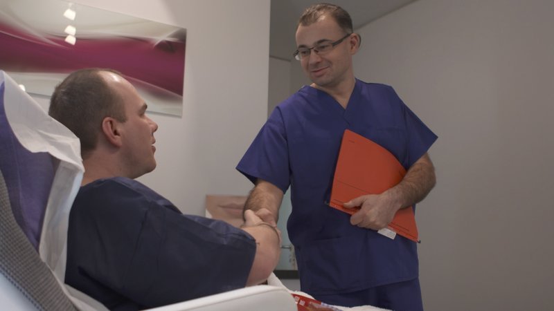 Der Urologe Dr. Christoph Jethon klärt den Patienten Vidar Hermstad über die Penisverlängerung auf. – Bild: ZDF und SPIEGEL TV GmbH/​Claus Eckert