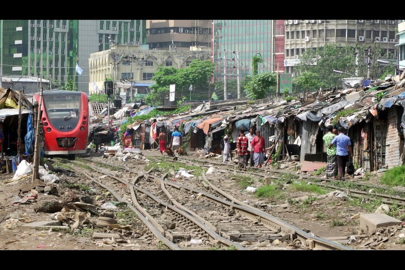 Die Klimaflüchtlinge aus Bangladesch bauten schon 200 Slums in der Hauptstadt Dhaka, die mit 20 Millionen Einwohnern aus allen Nähten platzt. – Bild: SWR Honorarfreie Verwendung nur im Zusammenhang mit genannter Sendung und bei folgender Nennung „Bild: Sendeanstalt/​Copyright“. Andere Verwendungen nur nach vorheriger Absprache: ARTE-Bildredaktion