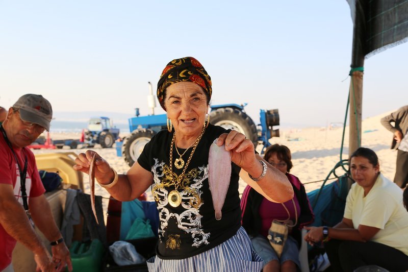 Rosa Amélia hilft bei der Fischversteigerung – die Überfischung der Meere und die neuen EU-Reformen machen den Fischern hier das Leben schwer. – Bild: Geo Television / MedienKon Rosa Amélia hilft bei der Fischversteigerung – die Überfischung der Meere und die neuen EU-Reformen machen den Fischern hier das Leben schwer. – Bild: Geo Television / MedienKon