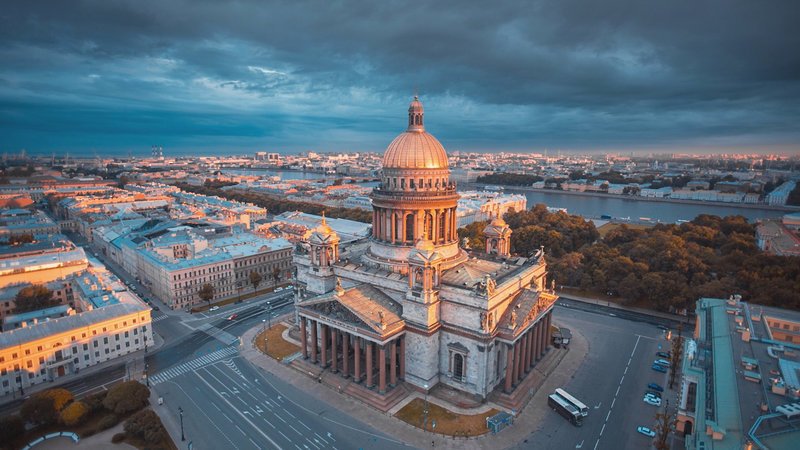 St. Petersburg, die Stadt an der Newa, bietet im Sommer ein Schauspiel der Natur: In den Weißen Nächten ist es selbst zu später Stunde nicht dunkel. – Bild: N24 Doku