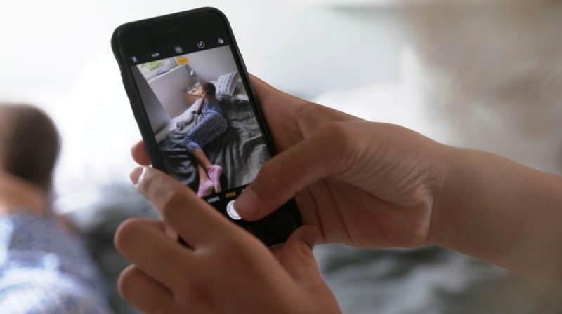 Posieren auf dem Kinderbett, Posten bei Instagram: Tausende solcher unbedarft ins Netz gestellter Alltagsbilder werden von Tätern gezielt gesucht und in sexualisiertem Kontext missbraucht. – Bild: WDR/BR/Peter Janssen/Spiegel TV GmbH Posieren auf dem Kinderbett, Posten bei Instagram: Tausende solcher unbedarft ins Netz gestellter Alltagsbilder werden von Tätern gezielt gesucht und in sexualisiertem Kontext missbraucht. – Bild: WDR/BR/Peter Janssen/Spiegel TV GmbH