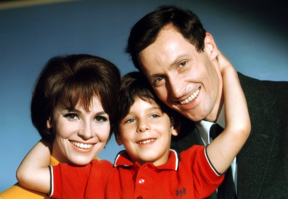 Der kleinen Gaylord Pentecost (Archibald Eser) wird von seinem Vater Jocelyn (Peter Arens) und seiner Mutter May (Gerlinde Locker) liebevoll umsorgt. – Bild: HR / Degeto
