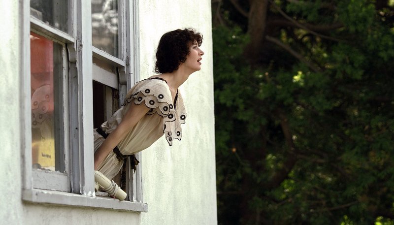 Sophie (Miranda July) lehnt sich weit aus dem Fenster, um auf sich aufmerksam zu machen. – Bild: WDR/​Almode Film