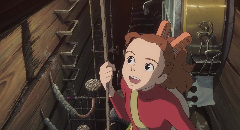 Arrietty klettert in den dafür präparierten Innenwänden des Hauses. – Bild: ZDF/​Studio Ghibli