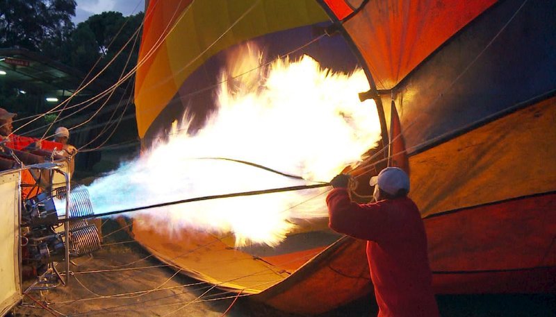 Einmal im Heißluftballon über die Massai Mara – ein „Geheimtipp“ für die, die das kenianische Tierparadies mal aus einer anderen Perspektive (von oben) erleben wollen. Die Vorbereitungen beginnen im Morgengrauen. 100.000 Kubikmeter heiße Luft heben den Ballon über die Baumwipfel, wo Löwen, Elefanten und Gnus zu Hause sind. – Bild: ZDF und SWR Einmal im Heißluftballon über die Massai Mara – ein „Geheimtipp“ für die, die das kenianische Tierparadies mal aus einer anderen Perspektive (von oben) erleben wollen. Die Vorbereitungen beginnen im Morgengrauen. 100.000 Kubikmeter heiße Luft heben den Ballon über die Baumwipfel, wo Löwen, Elefanten und Gnus zu Hause sind. – Bild: ZDF und SWR