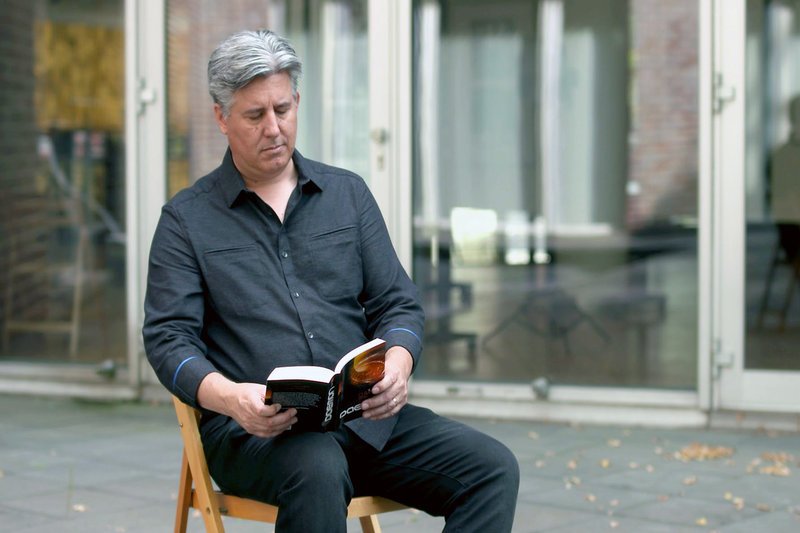 US-Tech-Autor Daniel Suarez mit seinem Bestseller ?Daemon? – Bild: ZDF Honorarfreie Verwendung nur im Zusammenhang mit genannter Sendung und bei folgender Nennung „Bild: Sendeanstalt/​Copyright“. Andere Verwendungen nur nach vorheriger Absprache: ARTE-Bildredaktion
