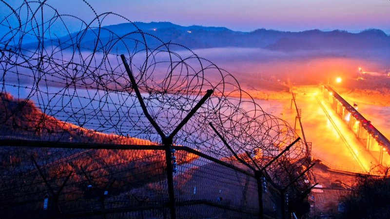 Die demilitarisierte Zone zwischen Nord- und Südkorea wird mit Stacheldraht gesichert. – Bild: ZDF und Jeong Gyong-youl