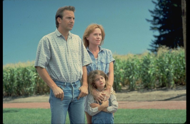 Ray Kinsella (Kevin Costner), seine Frau Annie (Amy Madigan) und ihre Tochter Karin (Gaby Hoffmann) – Bild: Turner