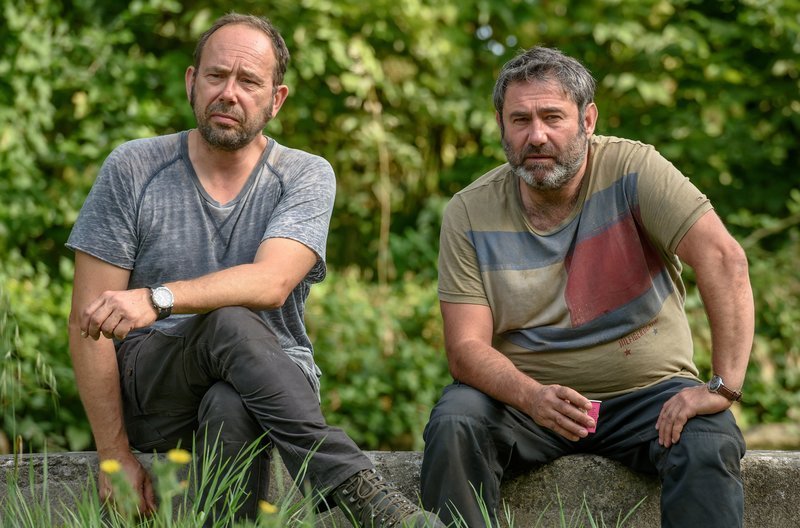 Die beiden Halbbrüder Homer (Olivier Gourmet, li.) und Joé (Sergi López, re.) haben vor ihrer gemeinsamen Reise nicht voneinander gewusst. – Bild: ZDF /​ © Man’s Films