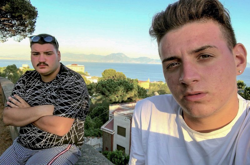 Die beiden 16-Jährigen Alessandro (re.) und Pietro (li.) aus Traiano, Neapel, filmen ihren Alltag im Selfie-Modus. – Bild: arte