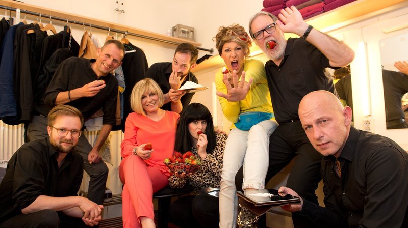 Mary Roos (3.v.l.) und Wolfgang Trepper (2.v.r.) – Bild: NDR/​Thorsten Jander