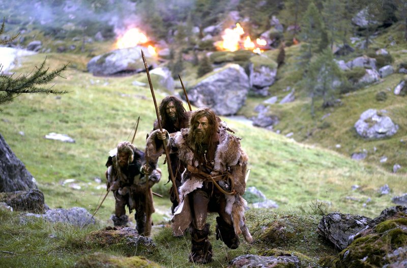Gosar (Martin Augustin Schneider, li.), Tasar (Sabin Tambrea, Mi.) und Krant (André M. Hennicke, re.) hinterlassen einen Ort der Verwüstung. – Bild: arte Gosar (Martin Augustin Schneider, li.), Tasar (Sabin Tambrea, Mi.) und Krant (André M. Hennicke, re.) hinterlassen einen Ort der Verwüstung. – Bild: arte