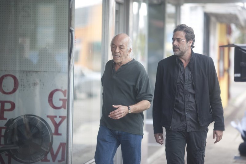 Still of Mark Margolis and Jeffrey Dean Morgan in The Courier (2012). – Bild: IMDB Still of Mark Margolis and Jeffrey Dean Morgan in The Courier (2012). – Bild: IMDB