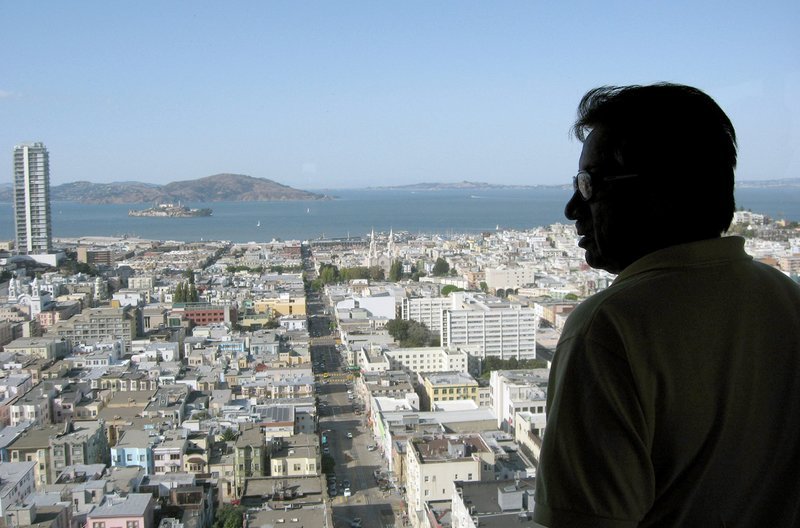 Pervez Musharrafs Silhouette vor der Küste von San Francisco – Bild: ZDF /​ © 64th Street Media/​Vajih Khan