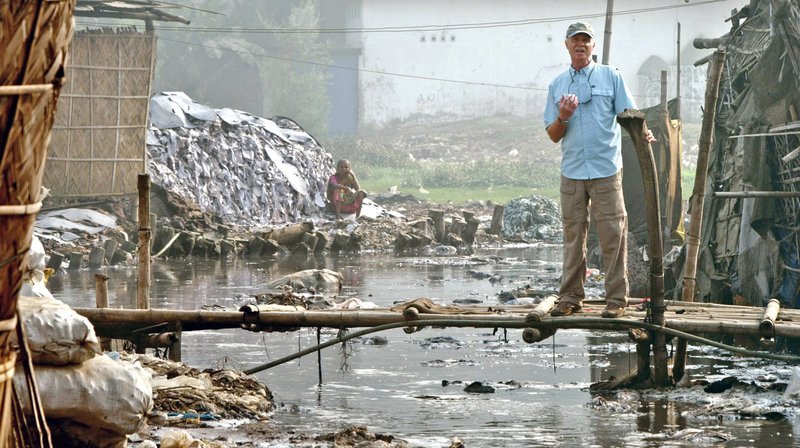 Der Wissenschaftler und Naturschützer Mark Angelo hat während einer dreijährigen Forschungsreise die massive Verschmutzung und Verseuchung der Flüsse durch die globalisierte Textilproduktion dokumentiert. – Bild: phoenix/​ZDF