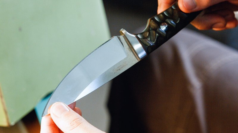 Die Doku zeigt, wie das beliebteste Messer der Welt entsteht. – Bild: TVNOW /​ Weltenangler