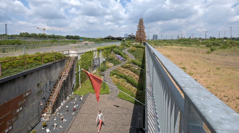 NRW soll immer mehr Outlets bekommen wie hier auf dem ehemaligen Loveparade-Gelände in Duisburg. Doch wo soll eigentlich die ganze Ware dafür herkommen? – Bild: SWR/WDR/Klaus Görgen NRW soll immer mehr Outlets bekommen wie hier auf dem ehemaligen Loveparade-Gelände in Duisburg. Doch wo soll eigentlich die ganze Ware dafür herkommen? – Bild: SWR/WDR/Klaus Görgen