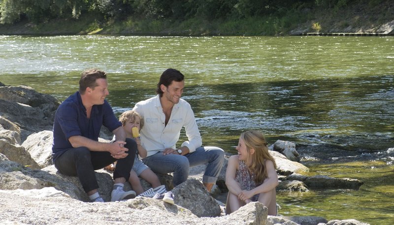 Martin (Florian Panzer, li.), Serge (Vladimir Korneev) und Jackie (Paula Kalenberg) erleben eine „Ménage-à-trois“. – Bild: ARD Degeto/Erika Hauri Martin (Florian Panzer, li.), Serge (Vladimir Korneev) und Jackie (Paula Kalenberg) erleben eine „Ménage-à-trois“. – Bild: ARD Degeto/Erika Hauri