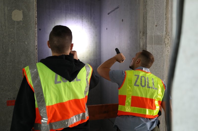 Zollbeamte suchen illegal Beschäftigte auf einer Baustelle. – Bild: ZDF und Sebastian Galle.