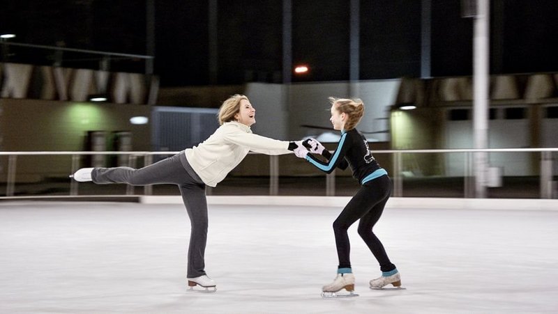 Annebärbel (Ulrike Krumbiegel, li.) und Jolina (Maria Rogozina, re.) helfen sich gegenseitig ihre Leidenschaft für das Eiskunstlaufen verbindet die beiden Frauen. – Bild: ART Annebärbel (Ulrike Krumbiegel, li.) und Jolina (Maria Rogozina, re.) helfen sich gegenseitig ihre Leidenschaft für das Eiskunstlaufen verbindet die beiden Frauen. – Bild: ART