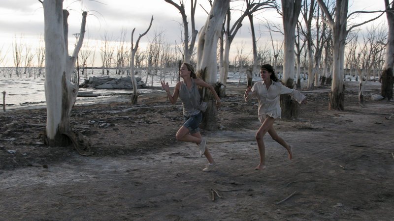 In einem unbeobachteten Momenten gelingt Stephanie (Amber Heard, l.) und Freundin Ellie (Odette Yustman, r.) die Flucht. – Bild: ZDF und Gabriel Beristain