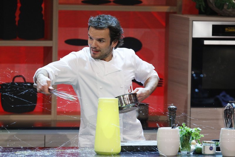 Steffen Henssler ist der neue Shootingstar der deutschen Kochszene. Er ist schnell, frech, frisch, witzig und charmant. In seiner ersten Live-Koch-Show „Meerjungfrauen kocht man nicht! – Liebe geht durch den Magen“ gewährt uns der Ausnahmekoch nicht nur einen tiefen Einblick in die Feinheiten seiner Kochkunst. – Bild: SUPER RTL