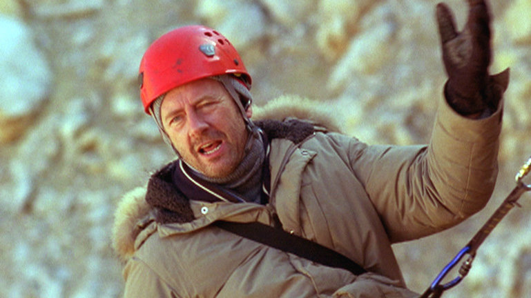 Dr. Peter Shepard (Xander Berkeley) untersucht mit einigen Studenten den Vulkan. – Bild: RTL II Dr. Peter Shepard (Xander Berkeley) untersucht mit einigen Studenten den Vulkan. – Bild: RTL II