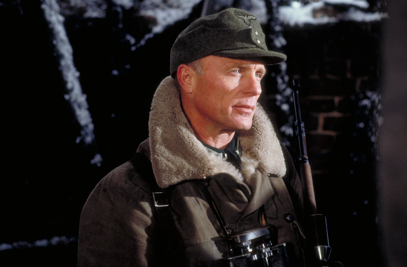 Vassilis Berühmtheit führt ihn bald zu einem Duell mit dem besten Scharfschützen der deutschen Armee - Major König (Ed Harris) ... – Bild: ATV II Vassilis Berühmtheit führt ihn bald zu einem Duell mit dem besten Scharfschützen der deutschen Armee - Major König (Ed Harris) ... – Bild: ATV II