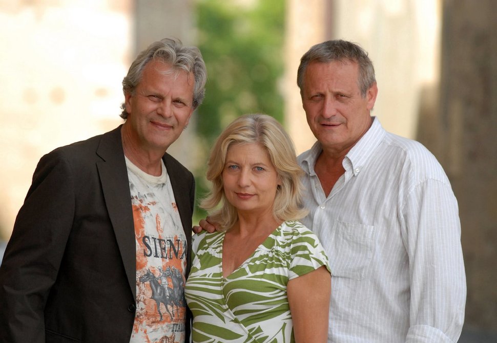 Juliane (Sabine Postel) hat die Wahl: zwischen ihrem Noch-Ehemann Max (Peter Sattmann, links) und dem toskanischen Olivenbauer Nikolaus (Konstantin Wecker, rechts). – Bild: „ARD Degeto / ARD Degeto / Marco O. Pichler“ (S2)