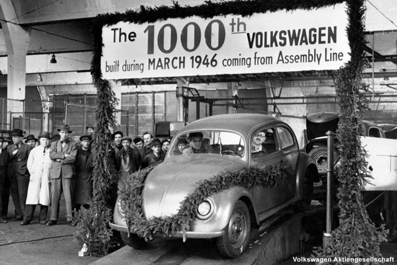 Nach dem Krieg erhält VW unter britischer Militärverwaltung eine zweite Chance. Schon 1946 rollt der 1000. Volkswagen vom Band, der Umsatz steigt rapide. – Bild: ZDF /​ © VW AG Konzernkommunikation
