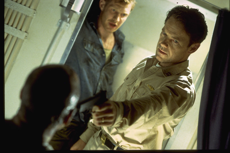 Lieutenant Commander Brice (Bruce Greenwood, r.) kommt hinter Bernhard Schillings (Jonathan Hartman, l.) Geheimnis und macht ihn für die mysteriösen Vorfälle verantwortlich. Brice ist entschlossen jeden zu bekämpfen, der seine Crew in Gefahr bringt. Auch Stumbo (Jason Flemyng, M.) kann ihn nicht davon abhalten. – Bild: ZDF und Miramax Lieutenant Commander Brice (Bruce Greenwood, r.) kommt hinter Bernhard Schillings (Jonathan Hartman, l.) Geheimnis und macht ihn für die mysteriösen Vorfälle verantwortlich. Brice ist entschlossen jeden zu bekämpfen, der seine Crew in Gefahr bringt. Auch Stumbo (Jason Flemyng, M.) kann ihn nicht davon abhalten. – Bild: ZDF und Miramax