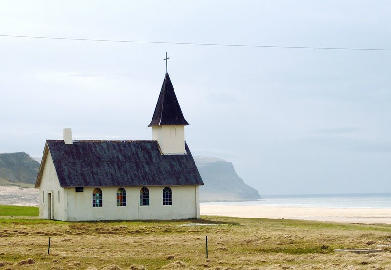 Liegt das Gehöft auch noch so einsam, es gibt immer eine kleine Kirche. – Bild: NDR/NDR/Claudia Dejá Liegt das Gehöft auch noch so einsam, es gibt immer eine kleine Kirche. – Bild: NDR/NDR/Claudia Dejá