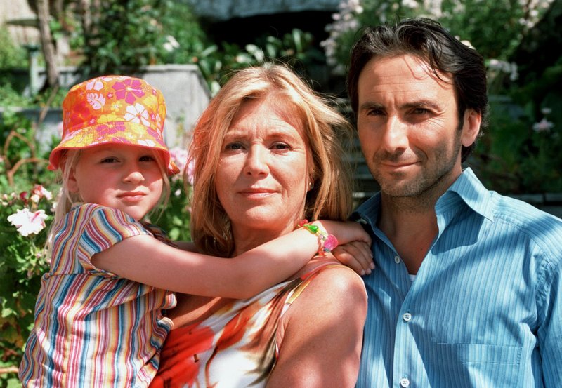 Barbara (Jutta Speidel) geniesst den sonnigen Sueden mit ihrer Enkelin Anna (Soraya Richter) und ihrem Gaertner Enrico (Bruno Maccallini). ARD/DEGETO/Hans-Joachim Pfeiffer - honorarfrei fuer Ankuendigungen und Veroeffentlichungen im Zusammenhang mit genannter Sendung bei Nennung: ARD/DEGETO/Hans-Joachim Pfeiffer (S 2), Presse und Programmbetreuung (069) 1509-334 oder -335 – Bild: HR/ARD/Degeto/Hans-Joachim Pfeiffer Barbara (Jutta Speidel) geniesst den sonnigen Sueden mit ihrer Enkelin Anna (Soraya Richter) und ihrem Gaertner Enrico (Bruno Maccallini). ARD/DEGETO/Hans-Joachim Pfeiffer - honorarfrei fuer Ankuendigungen und Veroeffentlichungen im Zusammenhang mit genannter Sendung bei Nennung: ARD/DEGETO/Hans-Joachim Pfeiffer (S 2), Presse und Programmbetreuung (069) 1509-334 oder -335 – Bild: HR/ARD/Degeto/Hans-Joachim Pfeiffer